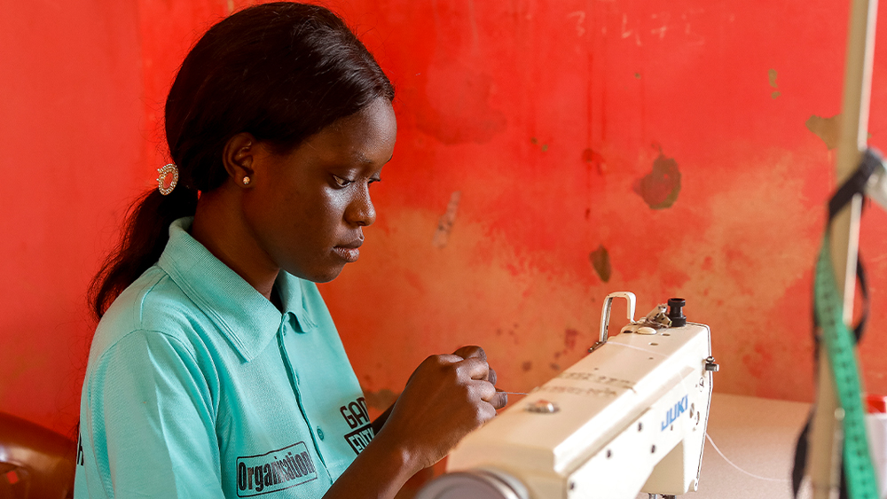 Cover jeune couturière au Sénégal