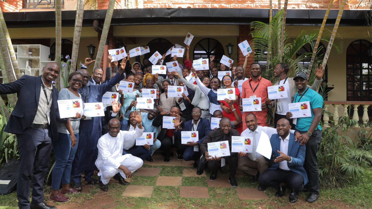 Un groupe de personnes avec des diplômes dans les mains