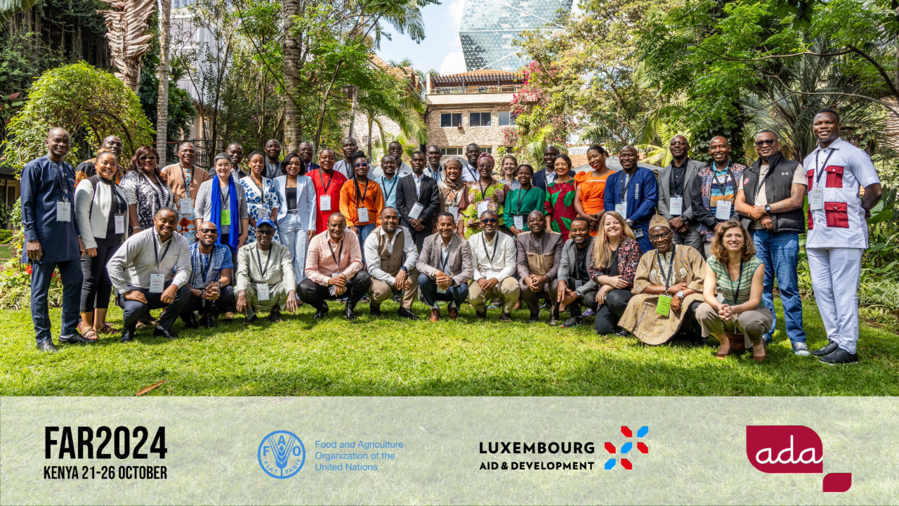 Un groupe d'étudiants avec leurs diplômes