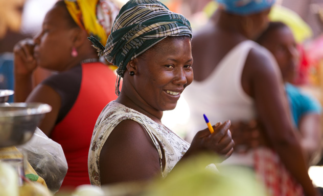 Une femme souriante
