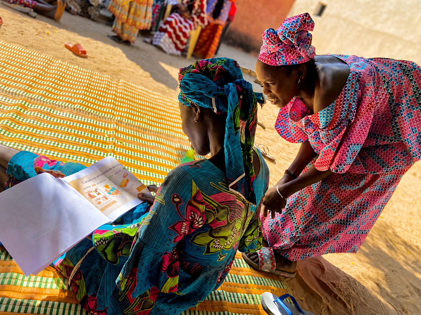 Deux femmes lisant un support de formation