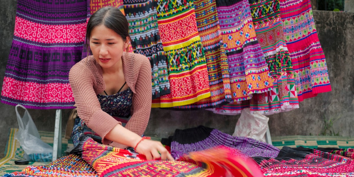 Une femme au Laos avec des tissus colorés