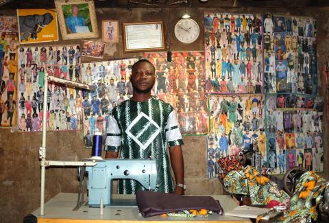 Un homme dans une boutique de couture