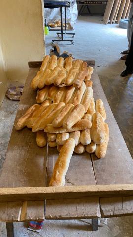 Des baguettes de pain posées sur une table
