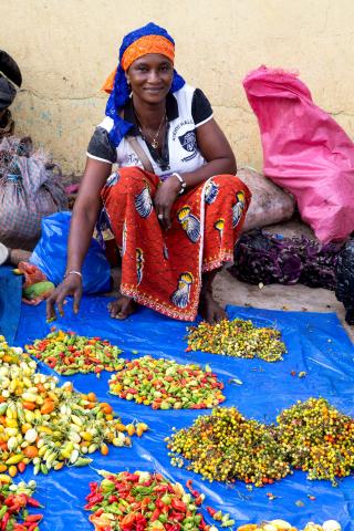 Une femme vend des noix de cajou