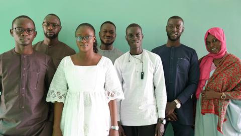 Un groupe de 7 personnes debout