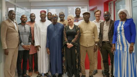 Un groupe de 13 personnes debout