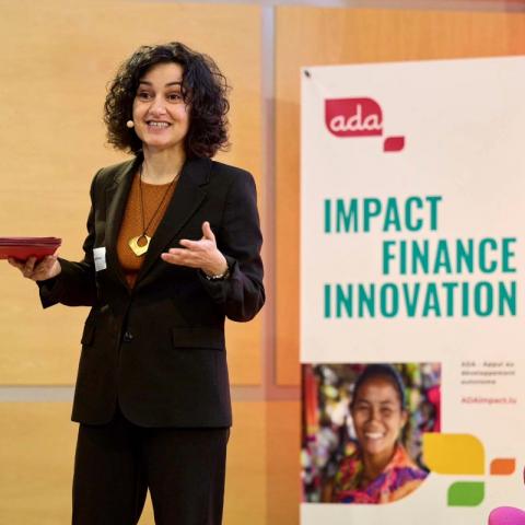 Laura Foschi, directrice exécutive de ADA, sur scène en train de parler