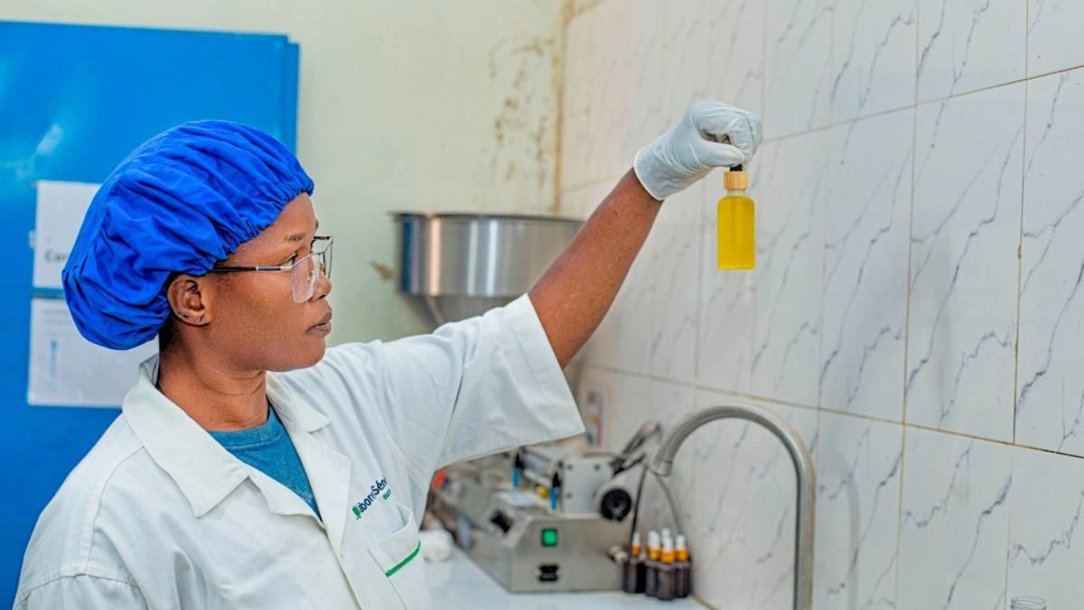 Une femme dans un laboratoire avec une éprouvette dans la main