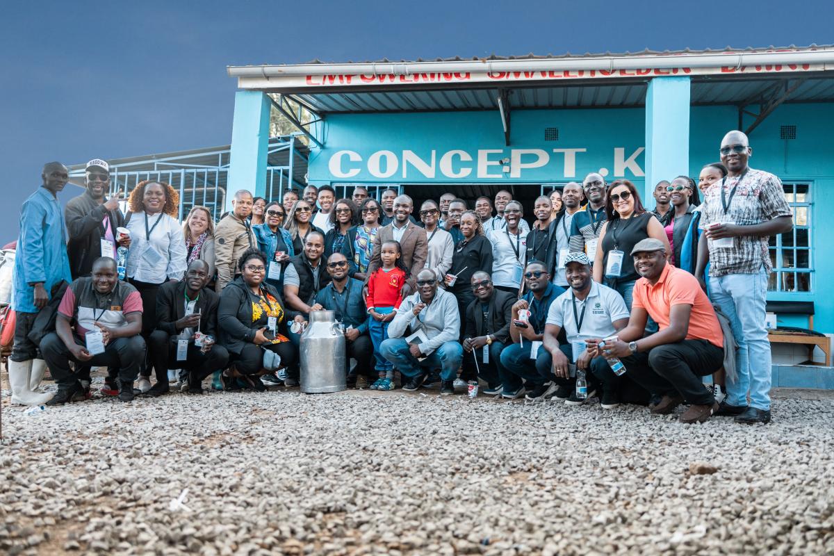 Un groupe de personnes devant un bâtiment bleu