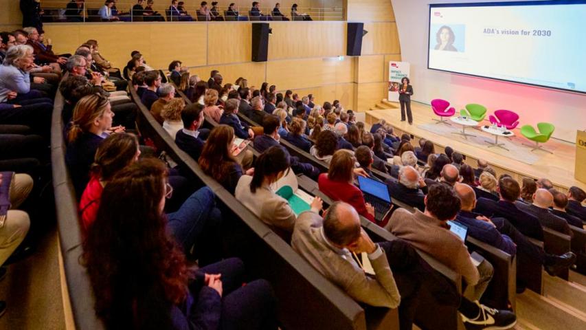 Une foule dans un auditorium