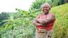 Une femme croise les bras devant un paysage de forêts